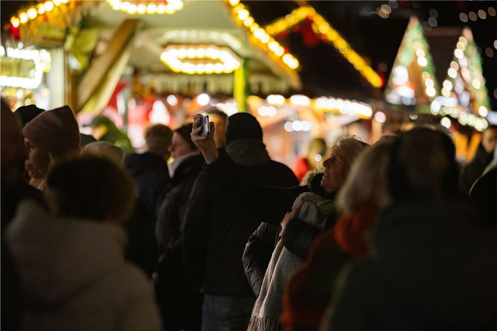 Trotz der Einschränkungen des Programms auf Unnas Weihnachtsmarkt als Reaktion auf den Anschlag auf einen Magdeburger Weihnachtsmarkt ließen sich die Besucher in Unna die Stimmung nicht vermiesen.