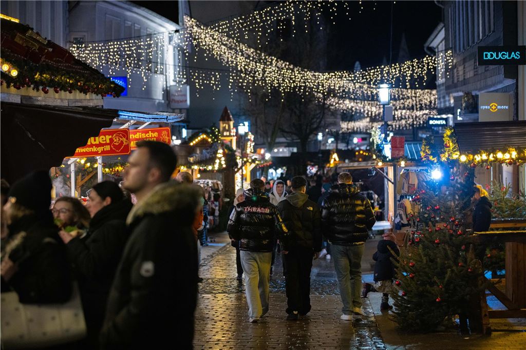 Trotz der Einschränkungen des Programms auf Unnas Weihnachtsmarkt als Reaktion auf den Anschlag auf einen Magdeburger Weihnachtsmarkt ließen sich die Besucher in Unna die Stimmung nicht vermiesen.