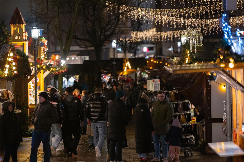 Trotz der Einschränkungen des Programms auf Unnas Weihnachtsmarkt als Reaktion auf den Anschlag auf einen Magdeburger Weihnachtsmarkt ließen sich die Besucher in Unna die Stimmung nicht vermiesen.
