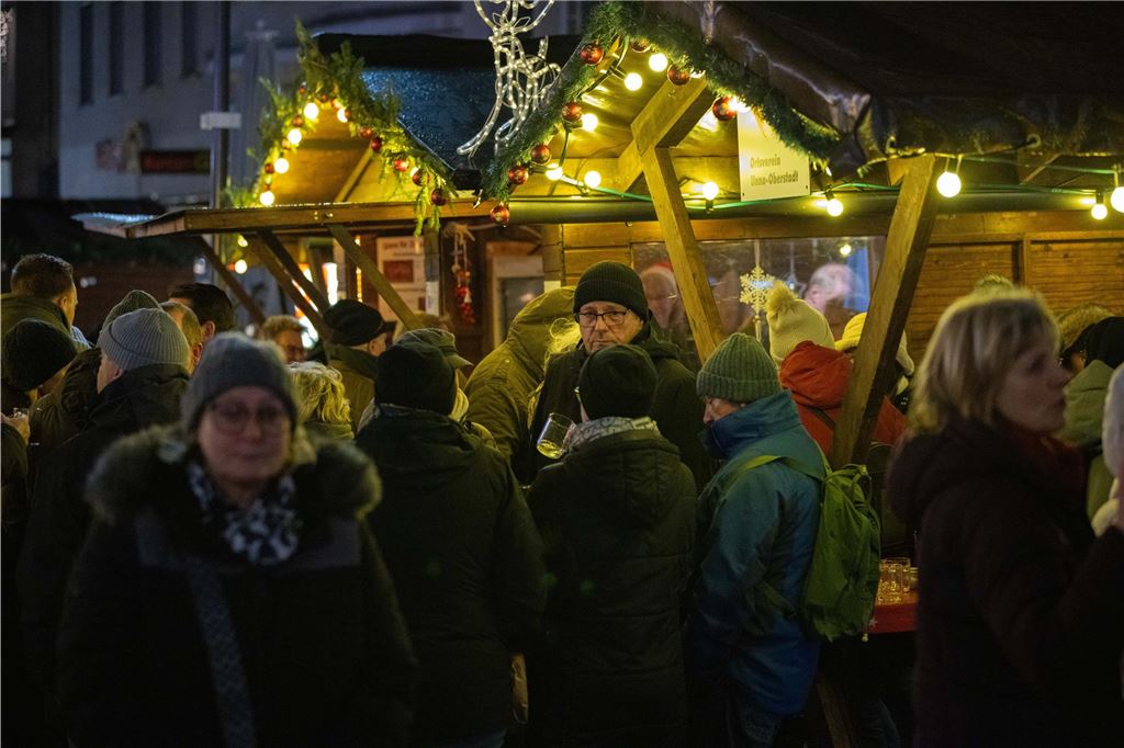 Trotz der Einschränkungen des Programms auf Unnas Weihnachtsmarkt als Reaktion auf den Anschlag auf einen Magdeburger Weihnachtsmarkt ließen sich die Besucher in Unna die Stimmung nicht vermiesen.