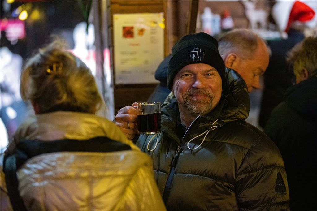 Trotz der Einschränkungen des Programms auf Unnas Weihnachtsmarkt als Reaktion auf den Anschlag auf einen Magdeburger Weihnachtsmarkt ließen sich die Besucher in Unna die Stimmung nicht vermiesen.