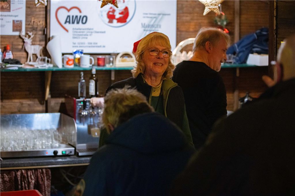 Trotz der Einschränkungen des Programms auf Unnas Weihnachtsmarkt als Reaktion auf den Anschlag auf einen Magdeburger Weihnachtsmarkt ließen sich die Besucher in Unna die Stimmung nicht vermiesen.