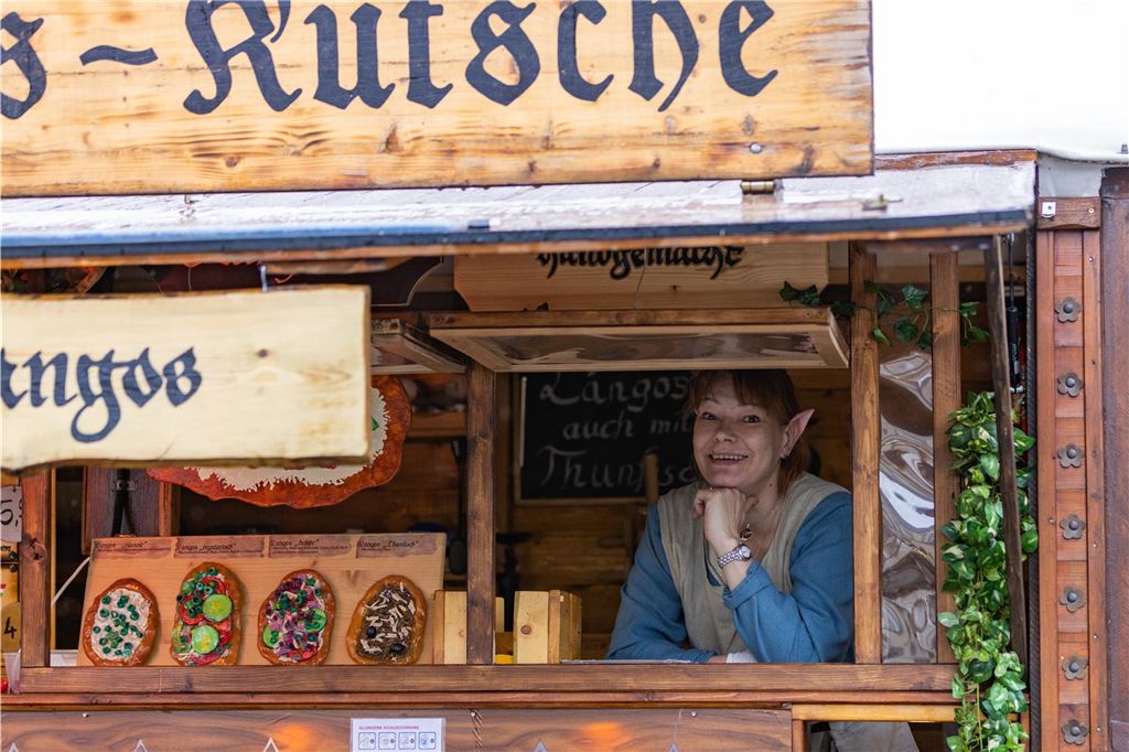 Dauerregen stört Auftakt des Westfalenmarktes Trotz des Niederschlags ließen sich Händler, Handwerker und Gaukler nicht die Laune verderben.