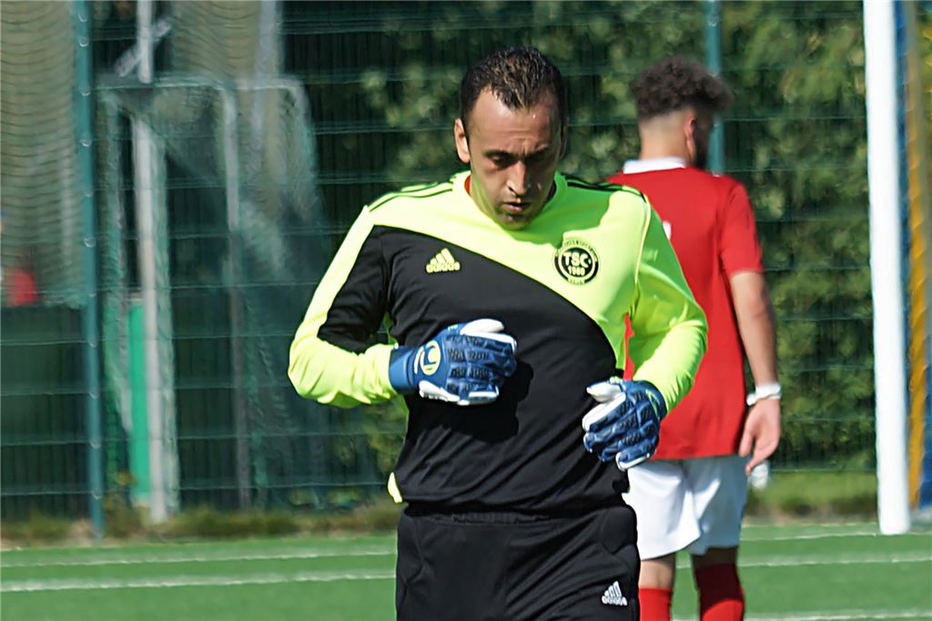 Niederlage und Schiri-Schelte: Lünern schlägt TSC Kamen mit 1:0 Tuna Oeztürk läuft zum Tor.
