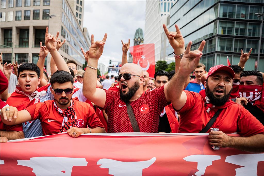 Wolfsgruß-Geste: Polizei stoppt Fanmarsch in Berlin Türkei-Fans zeigen bei einem Fanmarsch Richtung Olympiastadion den «Wolfsgruß», dessen Ursprung einer rechtsextremistischen Bewegung zugeordnet wird.