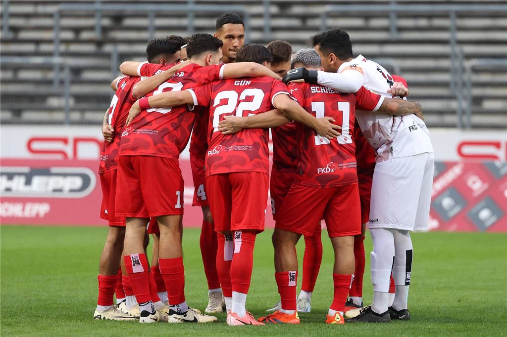Auf- und Abstiegsregellungen in Westfalen: Aufstiegsrelegation in mehreren Ligen möglich Türkspor-Spieler bilden einen Kreis.