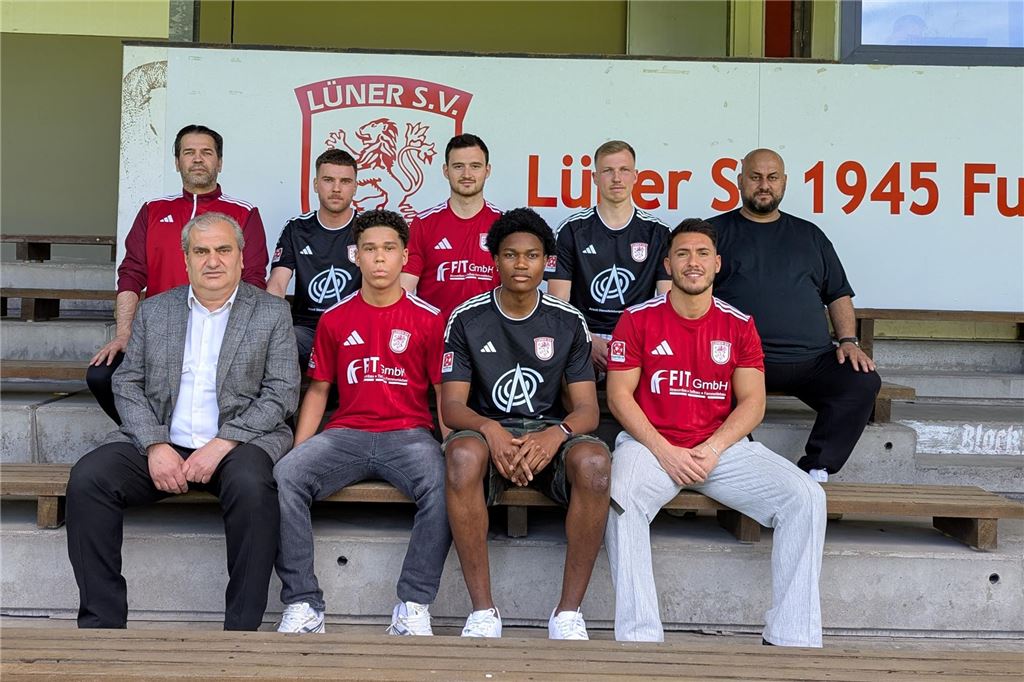 Lüner SV stellt erste Neuzugänge vor: Vier kommen aus Brünninghausen Onur Tekin (v.v.r.), Jonathan Yende, Resul Celebi sowie Robin Rosowski (h.v.l.), Tobias Hartmann und Pascal Wieczorek sitzen auf einer Bank.