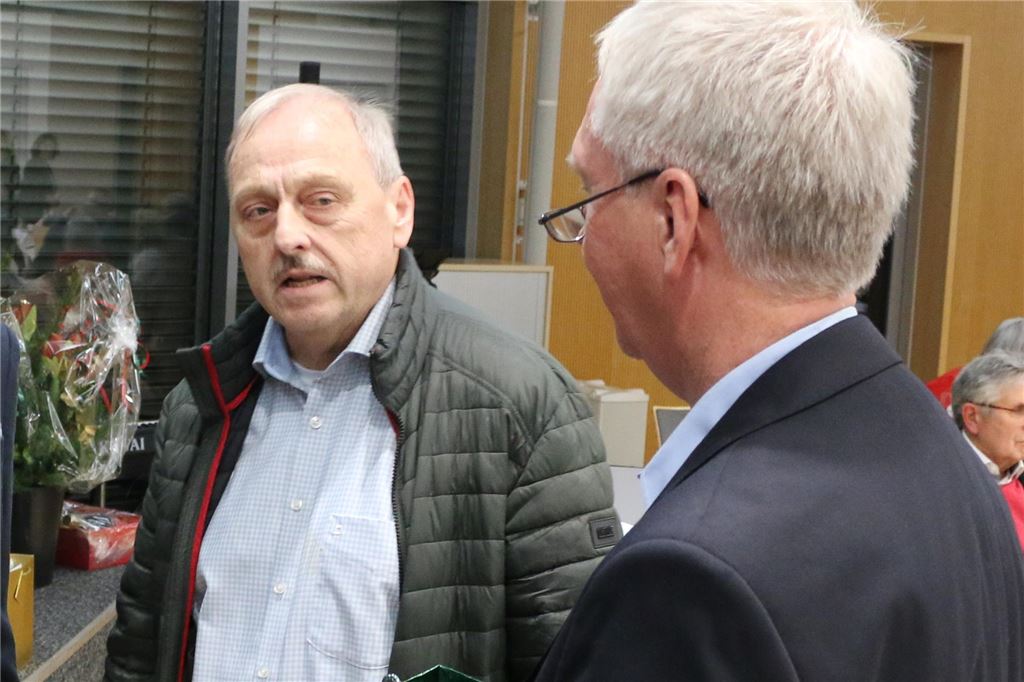 Spielen auf Krankenschein Udo Speer (l.), Anwalt für Arbeitsrecht, hat sich zur Thematik „Spielen auf Krankenschein“ geäußert.