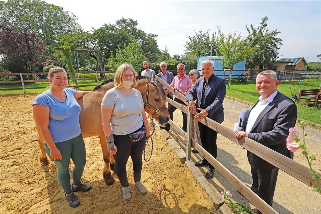 Arbeiten auf dem Ponyhof: Alltag für eine Autistin in Fröndenberg Über das Projekt haben sich kürzlich in Ostbüren Hermann Gröhe (seitlich, von rechts) und Hubert Hüppe informiert. Mit dabei waren Vertreter der Awo, der CDU sowie des Projekts „NeuEinstellung“: Karin Göpfert (Kreisvorsitzende der Awo im Kreis Unna), Olaf Lauschner (Stadtverbandsvorsitzender der CDU), Rainer Goepfert (Geschäftsführer der Awo) und Daniel Tünsmeyer (Einrichtungsleiter von „NeuEinstellung“). Am Pferd stehen Jeanette Lategahn, Geschäftsführerin des Hofes „Ratz Rabatz“ und Lara Bergm