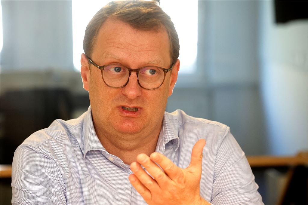 SPD-Abgeordneter im Wahlkampf: „Nebeneinkünfte ab dem ersten Euro offenlegen“ Über die Briefkopf-Affäre um Rüdiger Weiß sagt Oliver Kaczmarek: „Es gab eine klare Distanzierung vonseiten der Partei und einen Rücktritt von allen Ämtern.“