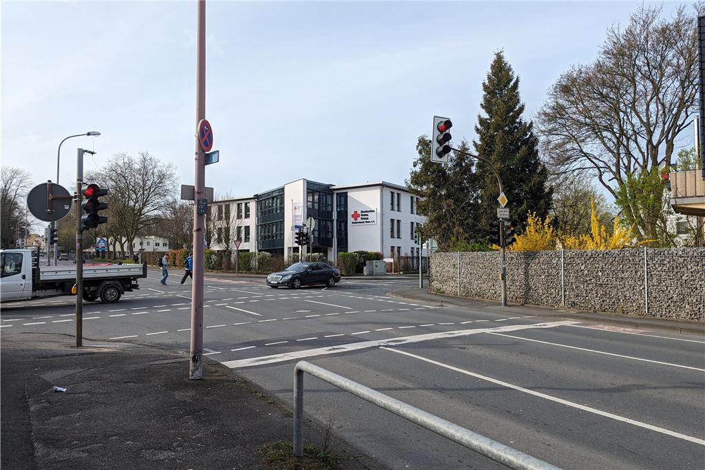Verkehr, Lärm, Verschattung: Krankenhausneubau trifft auf Bedenken Über die Kreuzung Beethovenring/Mozartstraße (hier mit Blick auf das DRK) ist das Christliche Klinikum Mitte an den Verkehrsring angebunden. Das neue Parkhaus dürfte eine Anfahrt von der Mozartstraße und eine Ausfahrt auf den Ring bekommen.