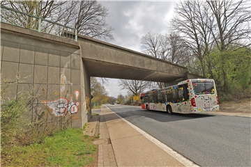 Über diese Brücke führt die stillgelegte Trasse für die Kettler-Bahn. Sie befindet sich zurzeit im Besitz des Logistikdienstleisters Arvato im Gewerbegebiet an der Henry-Everling-Straße. 