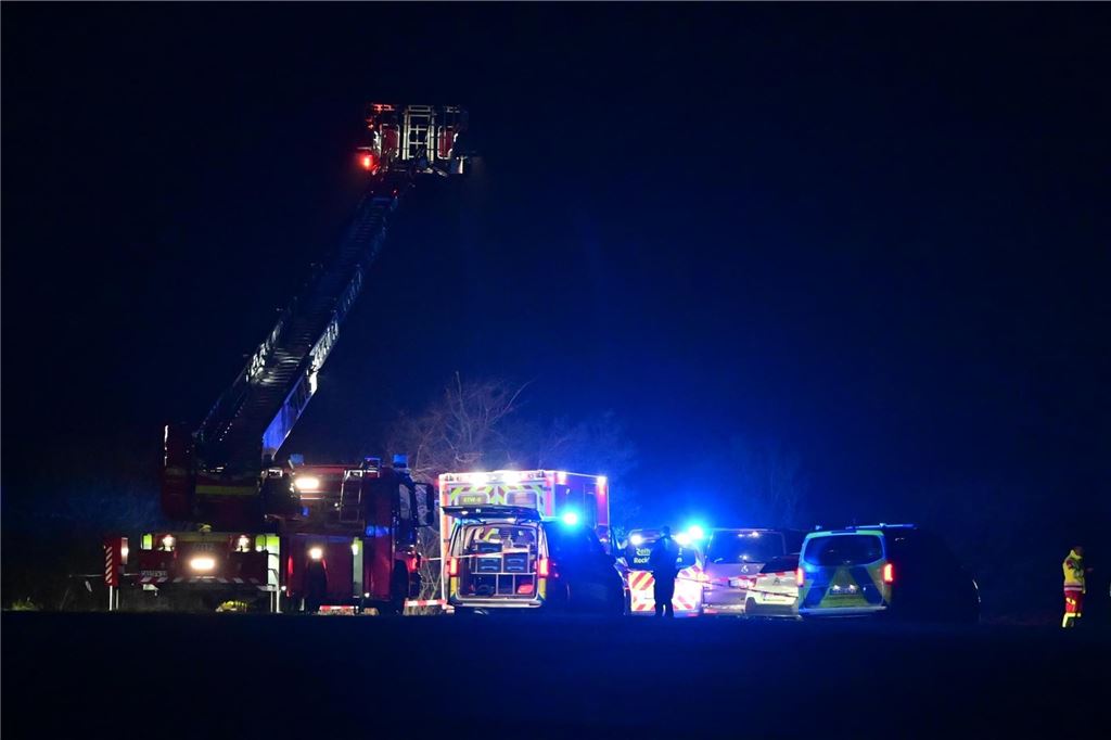 Mann (57) stirbt am Tatort: Mordkommission sucht flüchtigen Täter Über ein Drehleiter-Fahrzeug der Feuerwehr beleuchteten Rettungskräfte die Einsatzstelle in Pöppinghausen am Tatort.