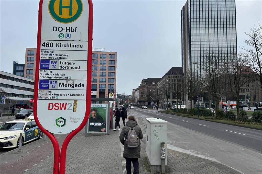 Vorzeige-Buslinie startet mit Hindernissen: „Wichtig ist, dass es losgeht“ Der Bushalt vor dem Hauptbahnhof am Königswall.