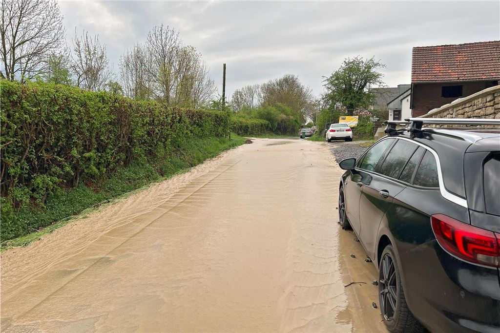 Überschwemmung in Billmerich (15.4.2025): Am nächsten Tag musste die Dorfstraße gereinigt werden.