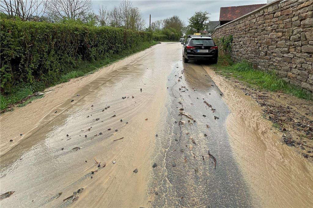 Überschwemmung in Billmerich (15.4.2025): Am nächsten Tag musste die Dorfstraße gereinigt werden.