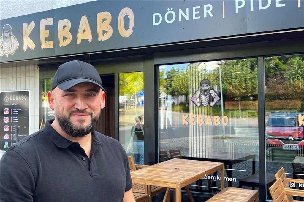 Diese Läden haben 2024 eröffnet und geschlossen Inhaber Ümit Demircan steht vor seinem Lokal "Kebabo".