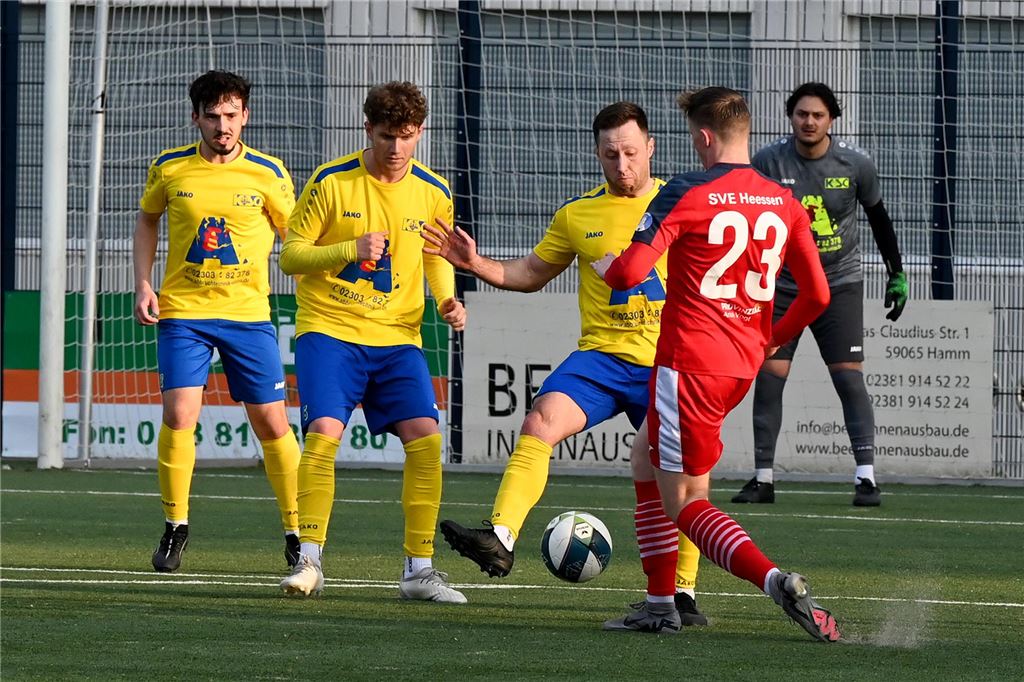 Kamener SC unterliegt in Heessen deutlich: Ampelkarte sorgt für endgültigen Bruch Ufuk Türkkan am Ball.