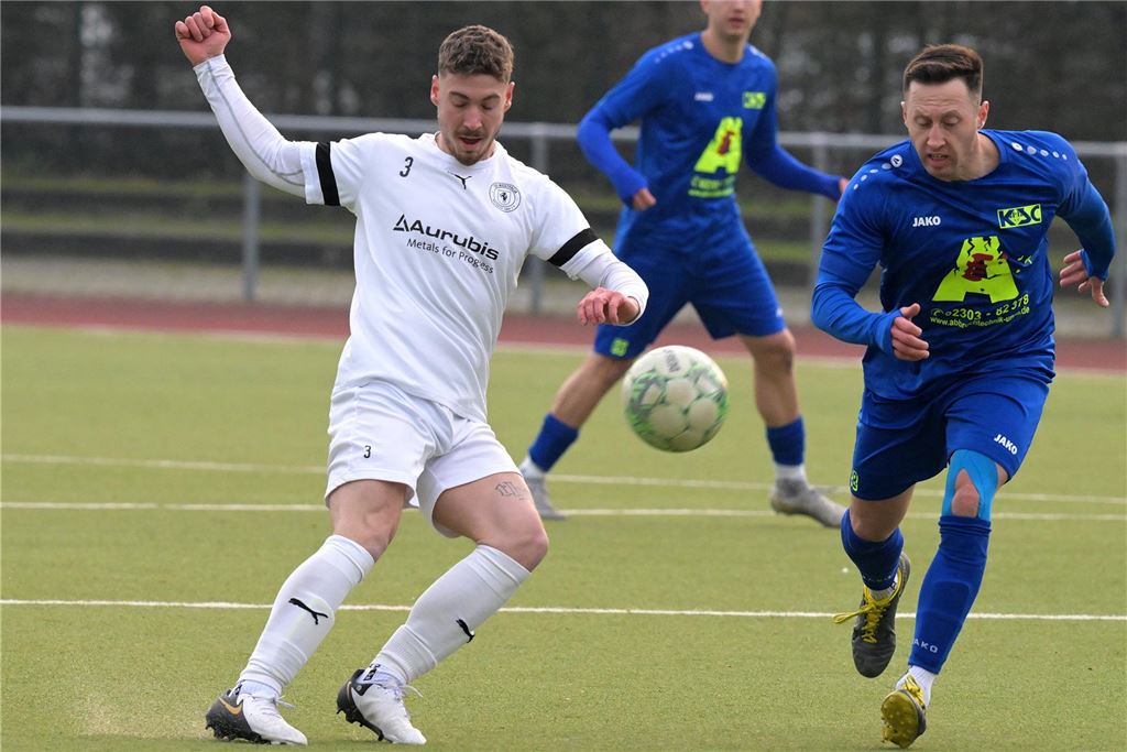 Ufuk Türkkan trifft beim Comeback nach Kreuzbandriss Ufuk Türkkan (r.) erzielte bei seinem Comeback nach einem Kreuzbandriss für den Kamener SC prompt wieder ein Tor.
