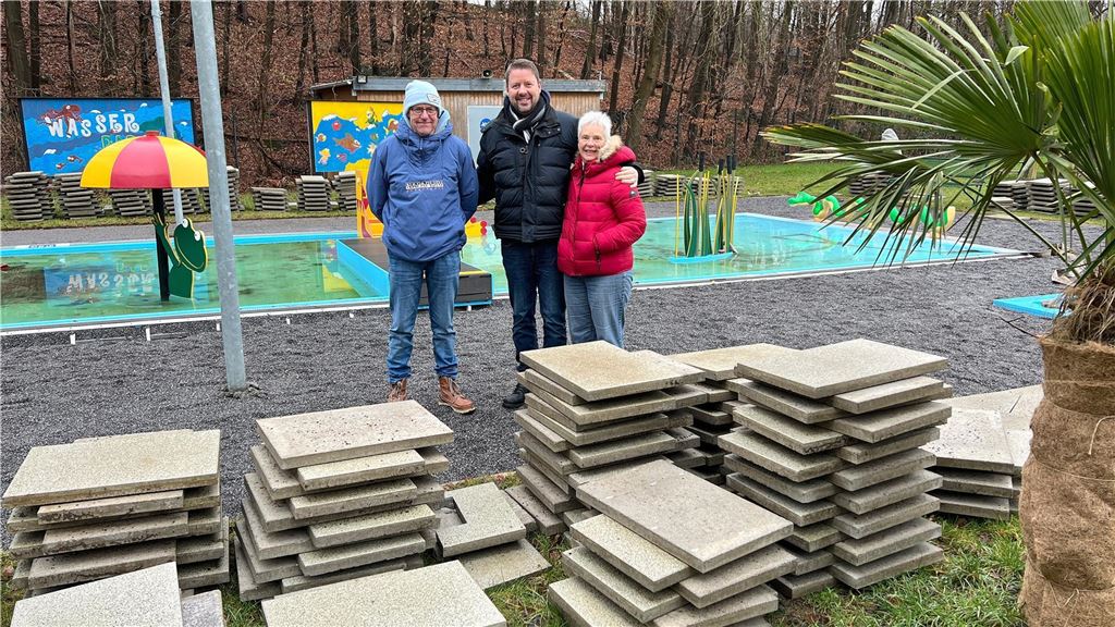 Jubiläumsspaß gesichert: Im Freibad Dellwig wird heute gefeiert Uli Bartsch, Dirk Weise und Monika Thiede im Freibad Dellwig.