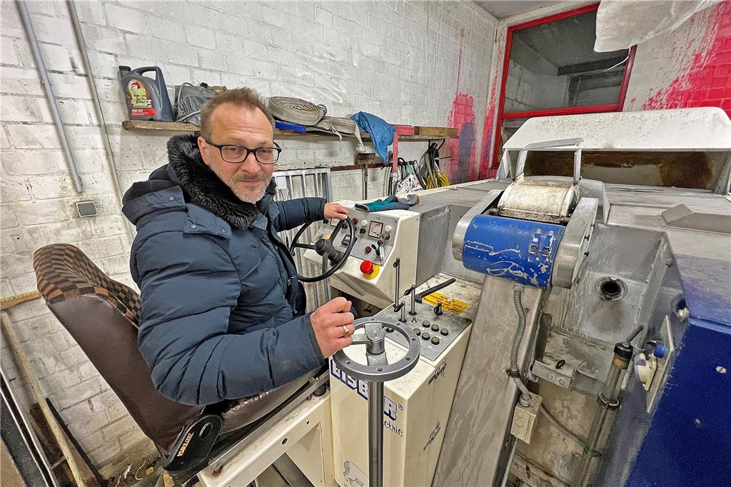 Eislaufen im Winter: Bergkamener Eissporthalle einzige Halle im Kreis Um das Eis für die Laufflächen herzustellen, braucht es große Maschinen. Wie diese, auf der Martin Brodde, der Betreiber der Eissporthalle in Bergkamen, sitzt.