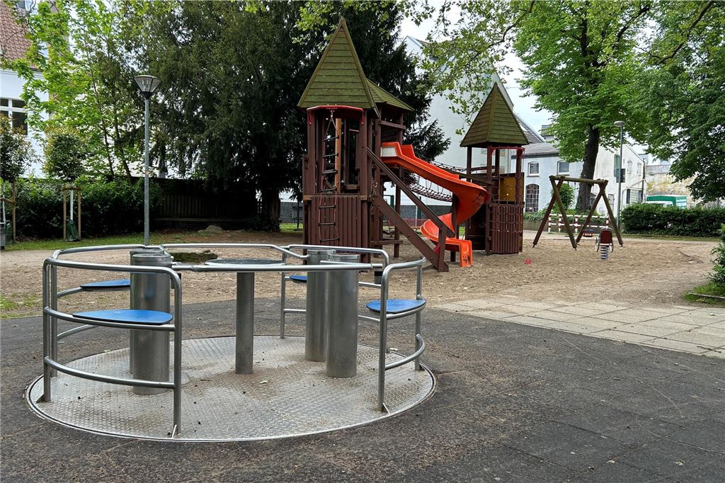 Was sich zukünftig auf Unnas Spielplätzen verändern wird Der Mattenbereich mit dem inklusiven Karussell und der Sandbereich mit Kletterburg liegen nah aneinander.