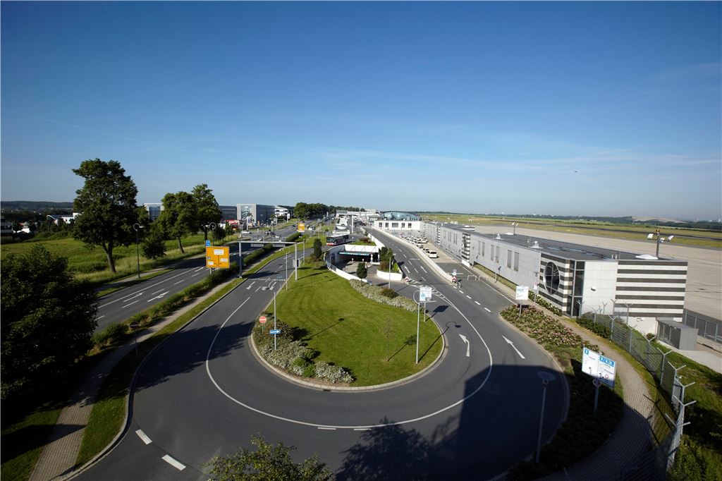 Bisher noch eher ein Geheimtipp: Der kostenlose Corona-Test am Dortmunder Flughafen Um das Testzentrum vom Dortmund Flughafen mit dem Auto zu erreichen, folgt man der Beschilderung „Ankunft“. Am schnellsten führt der Weg dorthin von Ebene Null des Parkhauses 1.