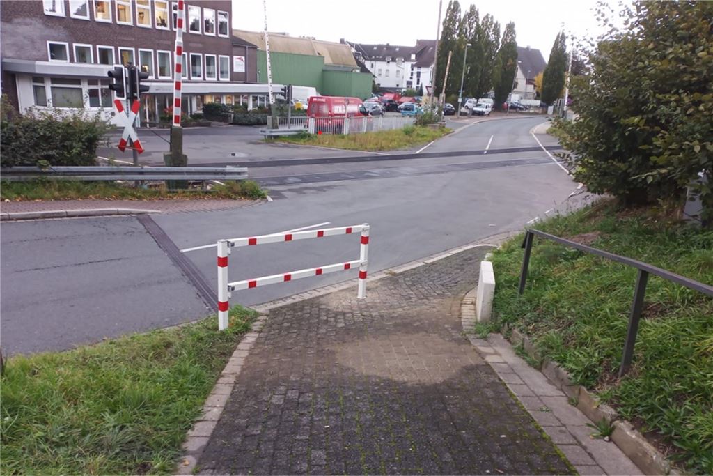 Nach Kritik an Schulweg in Langschede: Verkehrsschild statt Zebrastreifen Die Wegsperre am Fußweg an der Ardeyer Straße