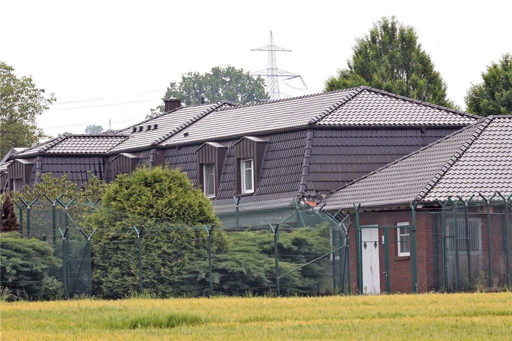 Blick ins Wertgutachten: „Villa Wiese“ schon mit Rabatt Umgeben ist die Liegenschaft von einem drei Meter hohen Zaun, der mit Stacheldraht gekrönt ist und zudem über einen Elektroanschluss verfügt. Immerhin: Das Grundstück durfte der Gutachter des Gerichts betreten.