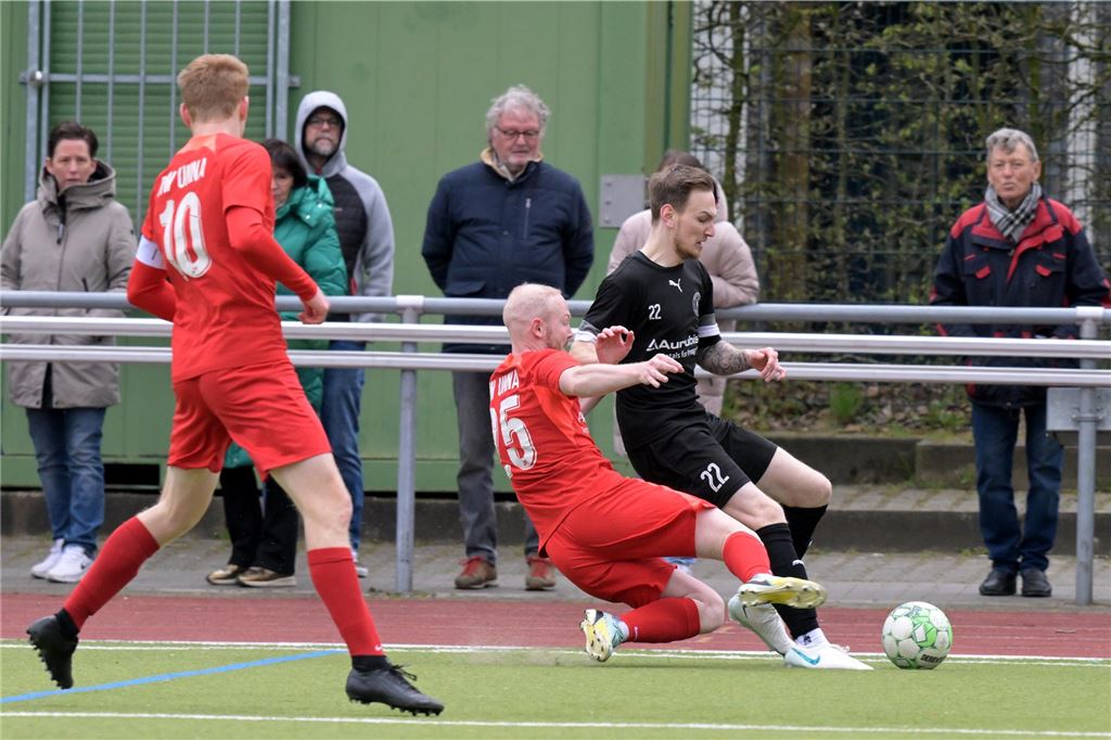 RW Unna gibt sich nach dem Topspiel selbstbewusst Umkämpft war das Spitzenspiel der Kreisliga A2 Unna-Hamm zwischen dem TuS Westfalia Wethmar und RW Unna - hier mit Florian Kloß.