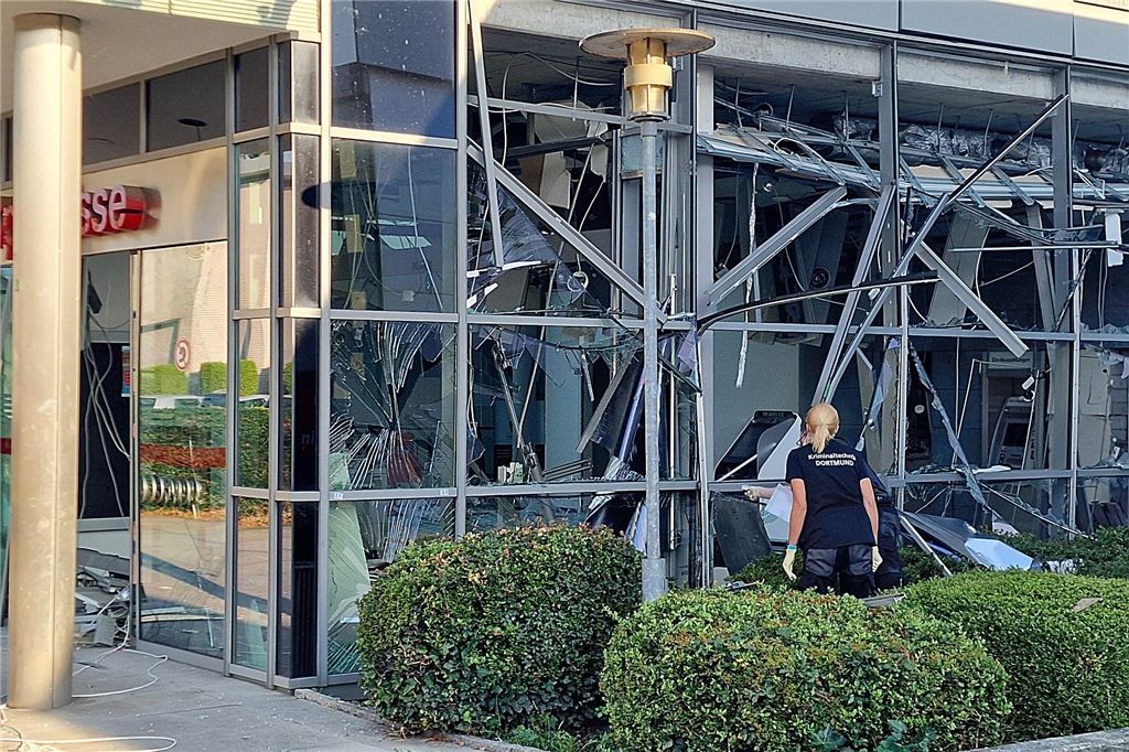 Täter von Automaten-Sprengungen kommen oft aus den Niederlanden Die zerstörte Glasfassade der Sparkasse in Kamen-Methler.