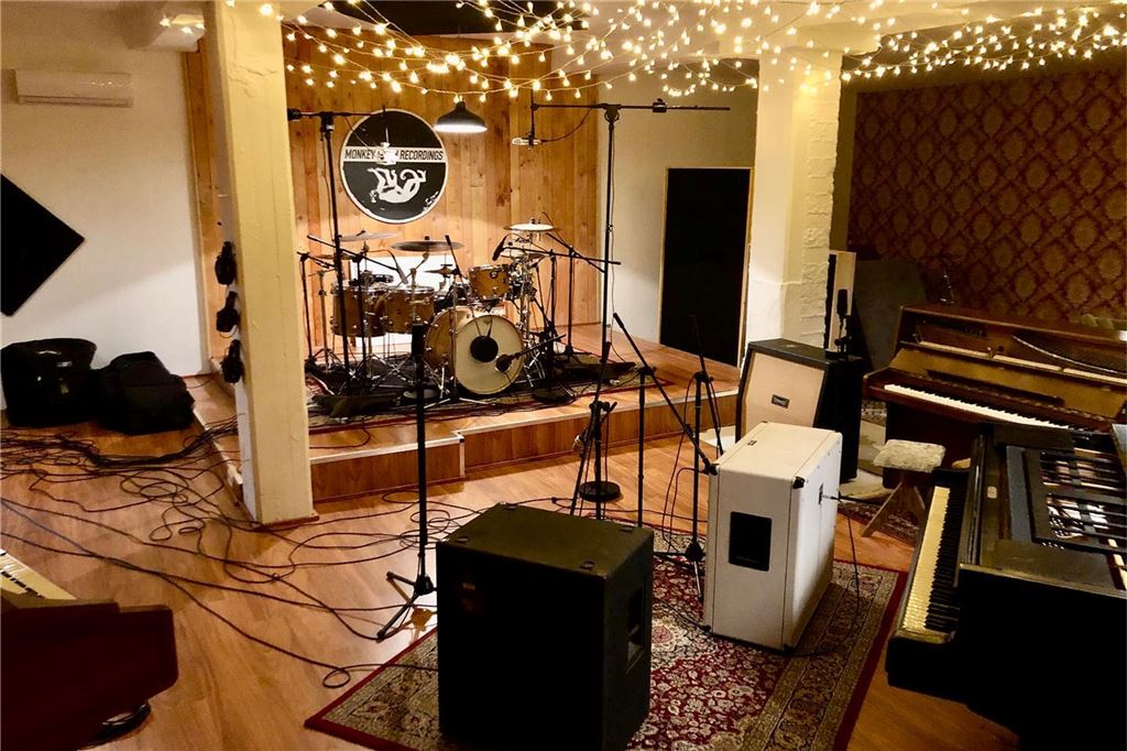 Dortmund statt Bochum - Menny und Conrad holen jetzt Musiker in die Nordstadt Und so soll es in etwa mal aussehen: Der ehemalige Aufnahmeraum ist die Vorlage für das zukünftige Ambiente im Studio.
