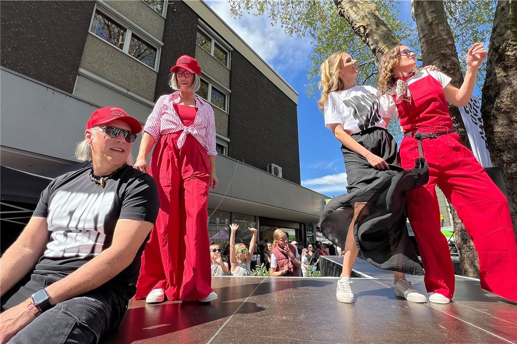 Die Models von Sabine Bracke auf der Bühne.