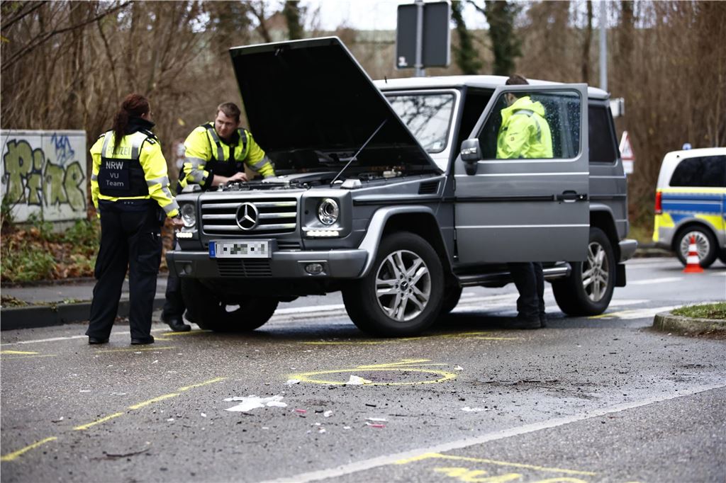 Straßen NRW soll Konsequenzen aus Unfall auf L821 ziehen Unfallwagen auf einem Zebrastreifen.
