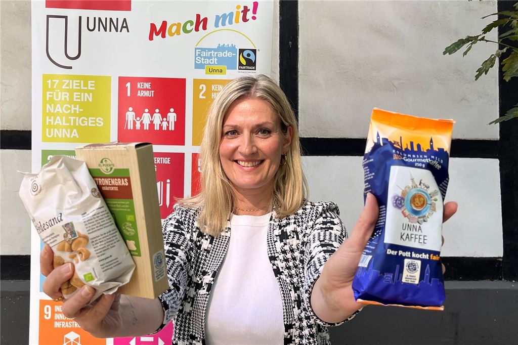 Nicole Katsigiannis klärt auf über Shopping mit gutem Gewissen Nicole Katsigannis zeigt verschiedene Produkte, die es unter anderem im Eine-Welt-Laden zu kaufen gibt.