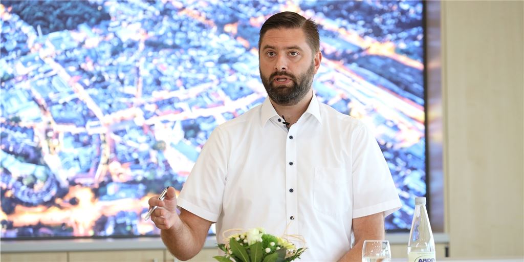 Toschläger: Drei Jahre für neues Bad – aber nur, wenn alles glatt läuft Unnas Erster Beigeordneter Jens Toschläger schätzt den Zeithorizont bis zur Fertigstellung eines neuen Hallenbads in Massen auf drei Jahre - im günstigsten Fall, wenn alles bei Planung und Bau ineinandergreift.
