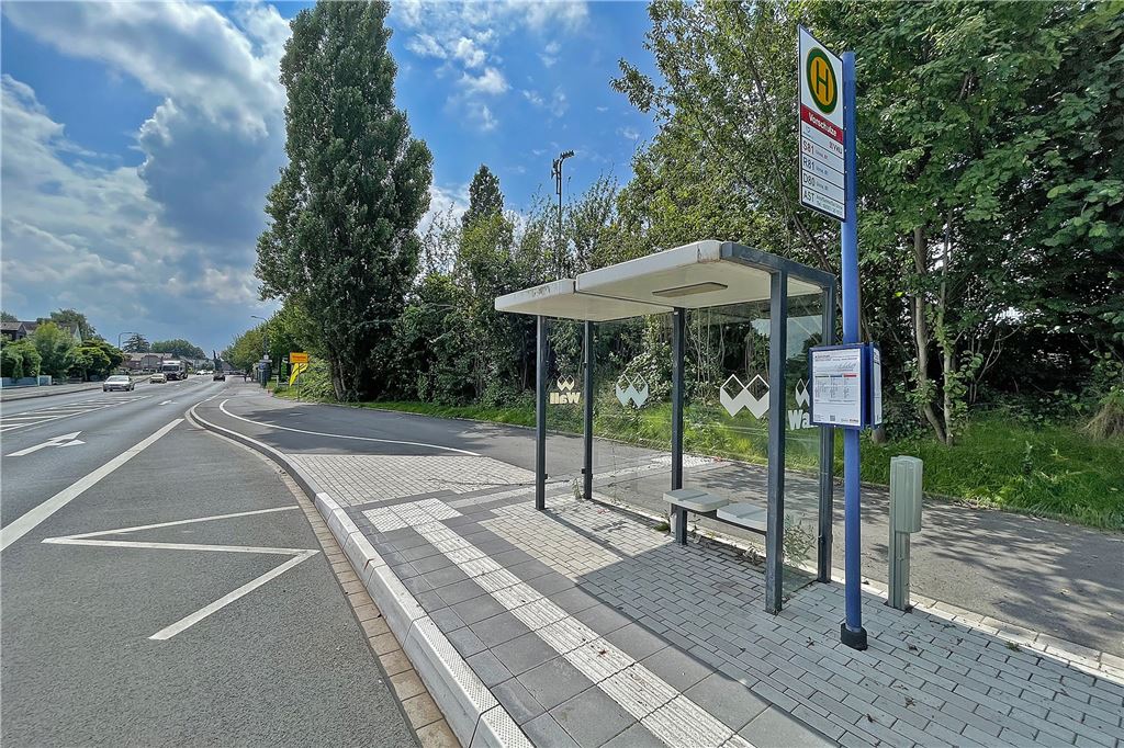 Mit Karte: Zwölf Bushaltestellen in Unna sollen barrierefrei werden Unnas jüngste Vorzeige-Haltestelle ist an der Kamener Straße in Höhe Colonie. Die hohe Kante erlaubt niveaugleiches Hineinrollen in den Bus, ein Leitsystem am Boden erleichtert Sehbehinderten die Orientierung.