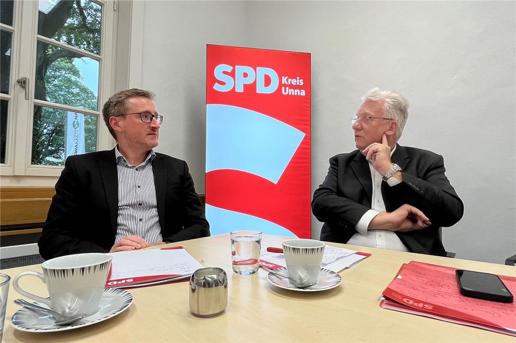 Hartmut Ganzke (SPD) tritt 2025 gegen Dirk Wigant (CDU) an Unnas SPD-Stadtverbandsvorsitzender Sebastian Laaser (l.) und der künftige Bürgermeisterkandidat Hartmut Ganzke bei der Bekanntgabe von Ganzkes Bürgermeisterkandidatur bei der Wahl 2025.