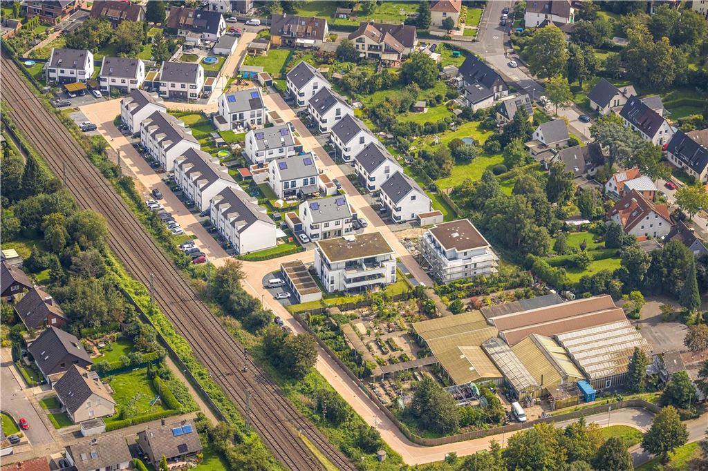 Unten rechts auf dem Bild befinden sich das Gartencenter Drücke und der Bioladen „Neues Grün“. Daneben liegt die neugebaute Einfamilien-Wohnsiedlung Schwarzdornweg in Unna-Königsborn.