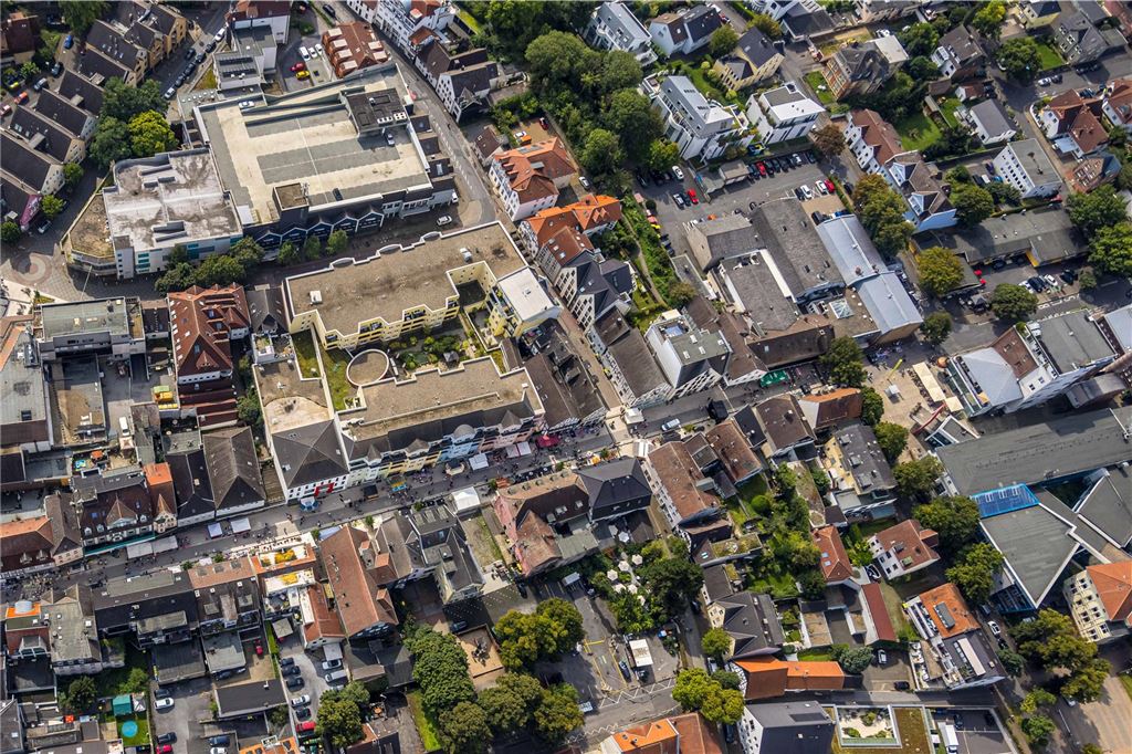 Unten rechts liegt das ZIB mit dem Zentrum für Internationale Lichtkunst. Schräg links darüber befindet sich das Kinorama Unna. Die Massener Straße führt nach links weg bis zum Marktplatz.