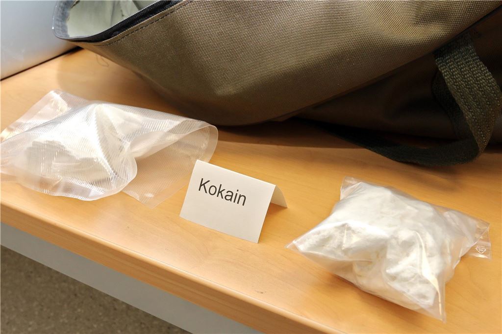 Kokainmenge verneunfacht, Polizei Unna sieht aber keinen Trend Auf einem Tisch liegen zwei Plastikbeutel mit weißem Inhalt. Dazwischen steht ein Schild mit der Aufschrift "Kokain"