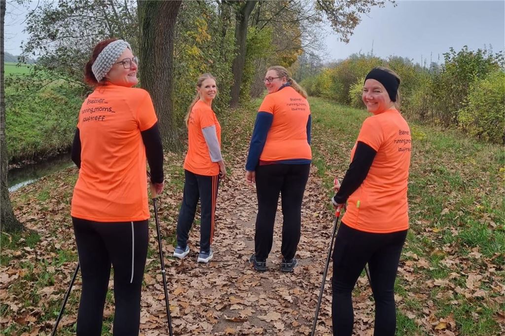 Corinna Nolte (36) gründete Lauftreff für Frauen in Selm Vier Running Moms tragen die neon-orangenen T-Shirts des Lauftreffs.