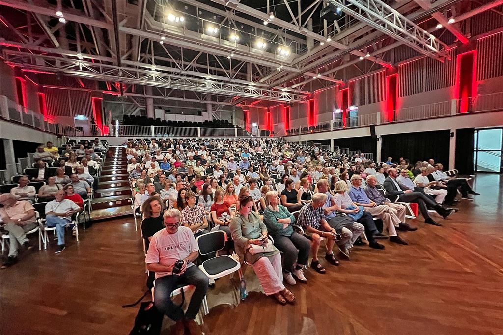 Forscher Hurrelmann zeichnet besorgniserregendes Bild der Jugend In der Stadthalle Unna sitzen Menschen auf den Publikunsrängen.