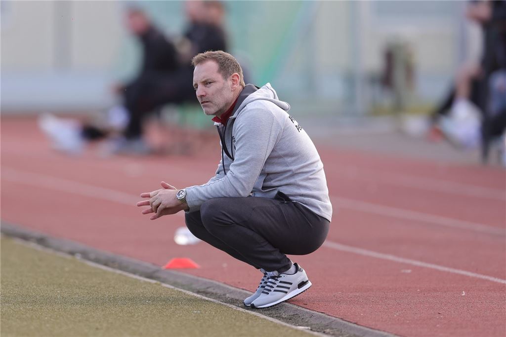 André Kracker über Transfers, Zusagen und die Rückrunde beim Werner SC Lars Müller in der Hocke am Spielfeldrand.