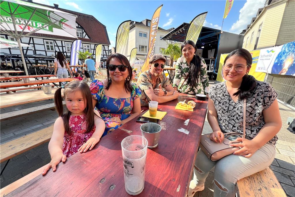 Unter tropischen und damit dem Anlass angemessenen Bedingungen hat am Freitag (2.5.) das Festival Fröndenberg Karibisch auf dem Marktplatz begonnen.