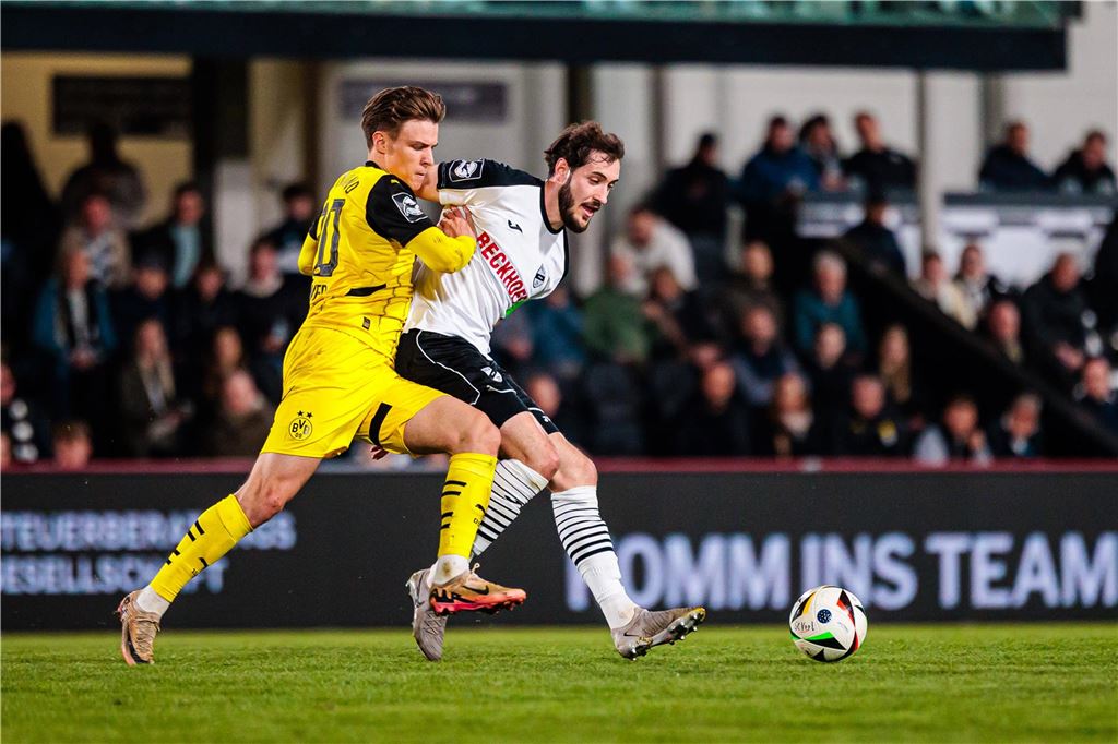 Hettwer hat keine Zukunft mehr bei BVB-U23: Im Sommer bieten sich drei Optionen Julian Hettwer führt einen Zweikampf um den Ball.