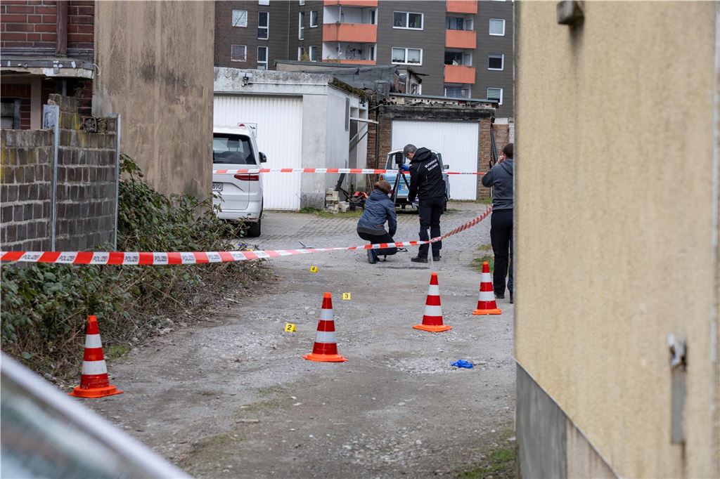 Kontrolle in Gelsenkirchen eskaliert: Dortmunderin mit Messer angegriffen und verletzt Kriminaltechniker auf einem Hinterhof in Gelsenkirchen nach einem versuchten Tötungsdelikt.