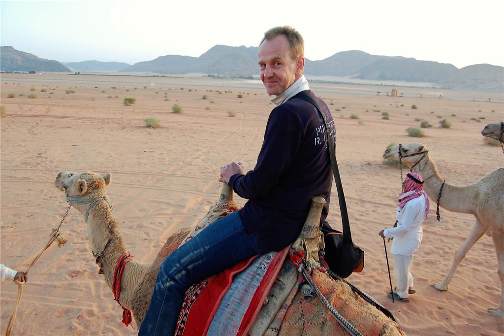 Reisebüro-Geburtstag: Die Sewings machten ihre Leidenschaft zum Beruf Jörn Sewing aus Schwerte reitet in der Wüste von Jordanien auf einem Kamel.