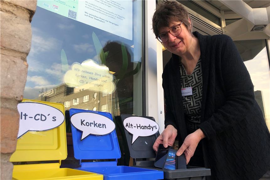 Aufruf: Kauft weniger Handys - und spendet alte für den Naturschutz Uta Wippermann-Wegener zeigt, wohin alte Handys gehören: auf keinen Fall in den Restmüll, im besten Fall in eine Sammelstelle wie am Unnaer Rathaus. In Smartphones stecken wertvolle Ressourcen.