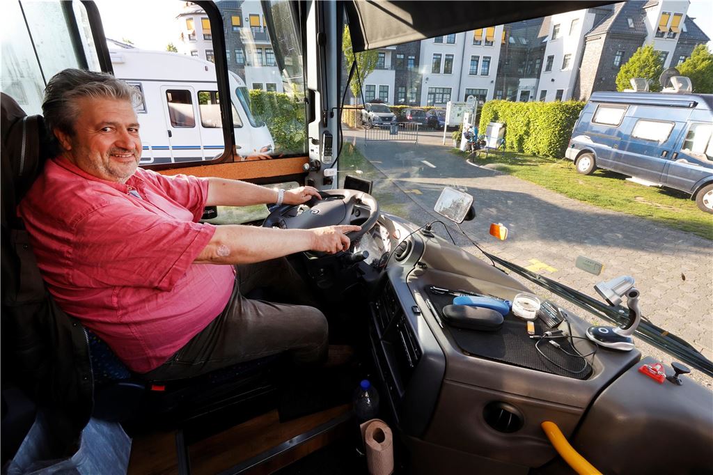Wenn aus einem Reisebus ein Wohnmobil wird Uwe Sitter sitzt auf dem Fahrersitz.